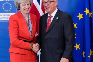 EU-onderhandelingen: May mag wankelen, Brexit blijft overeind